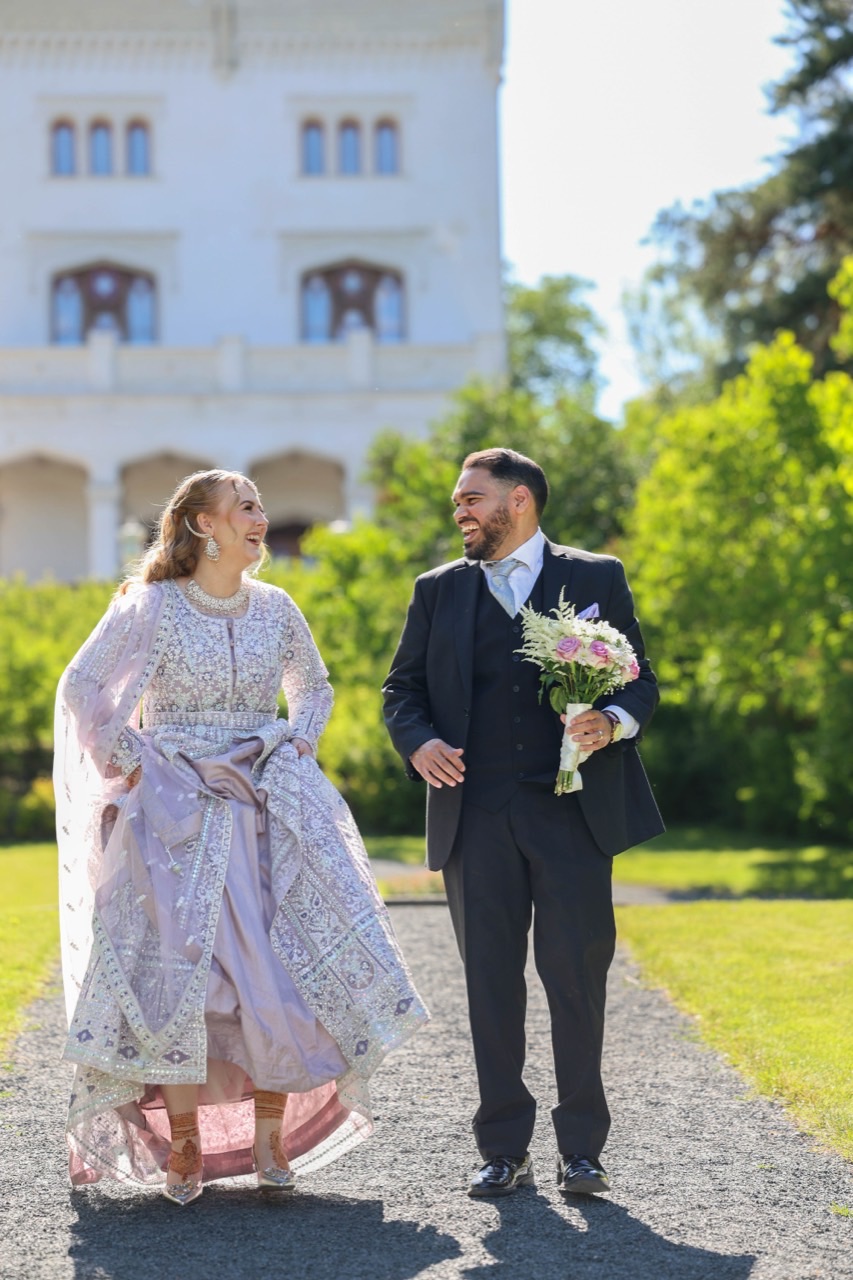 Et brudepar i et lyst, naturlig øyeblikk fotografert av Mahaan Photography